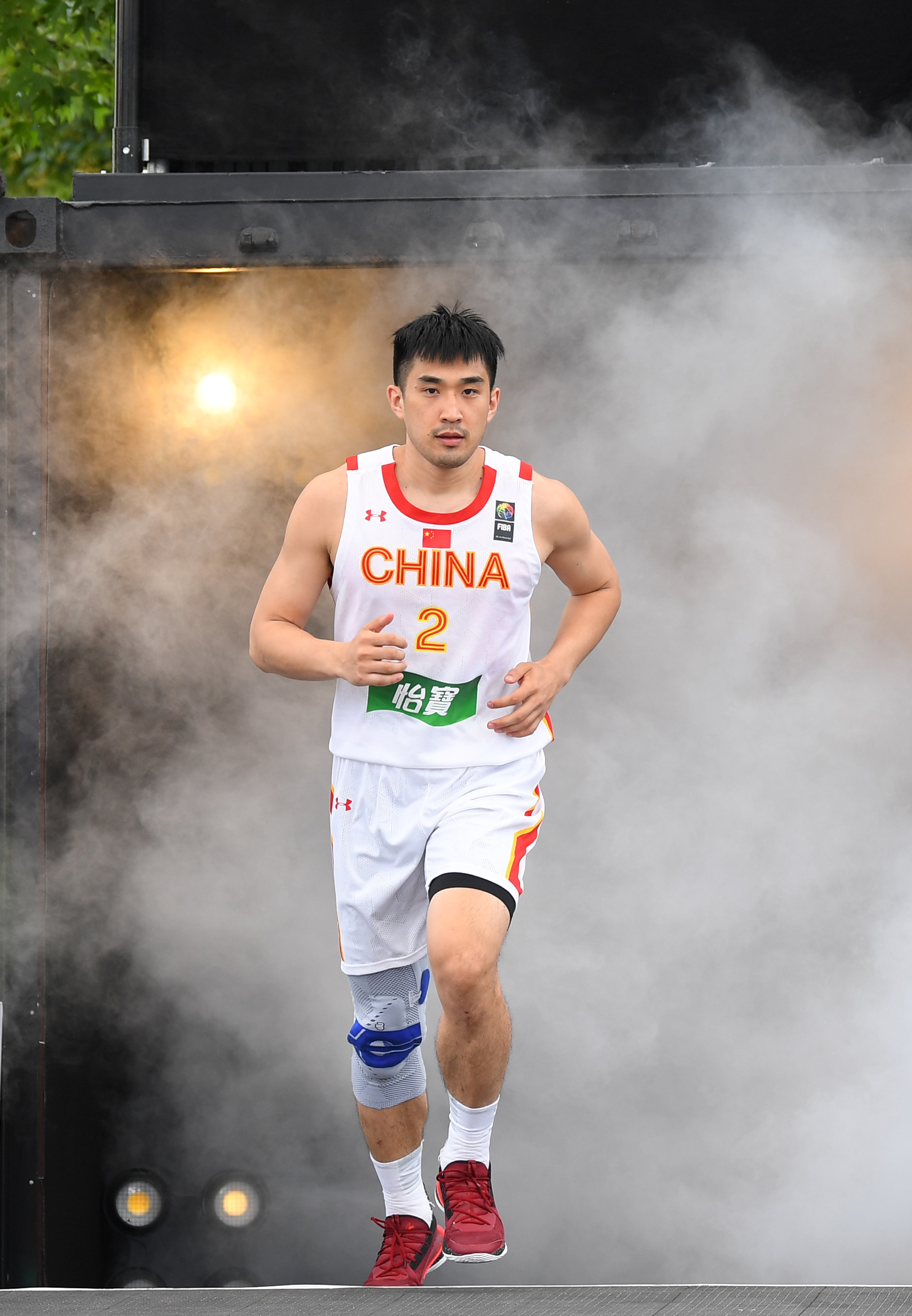 6月24日,中国队球员郭瀚宇在赛前出场.