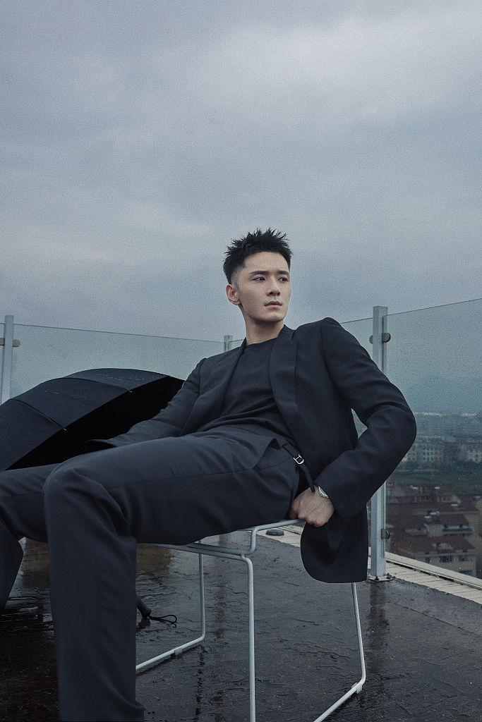 演员何奉天都市西装大片释出 黑白氛围下彰显不凡格调