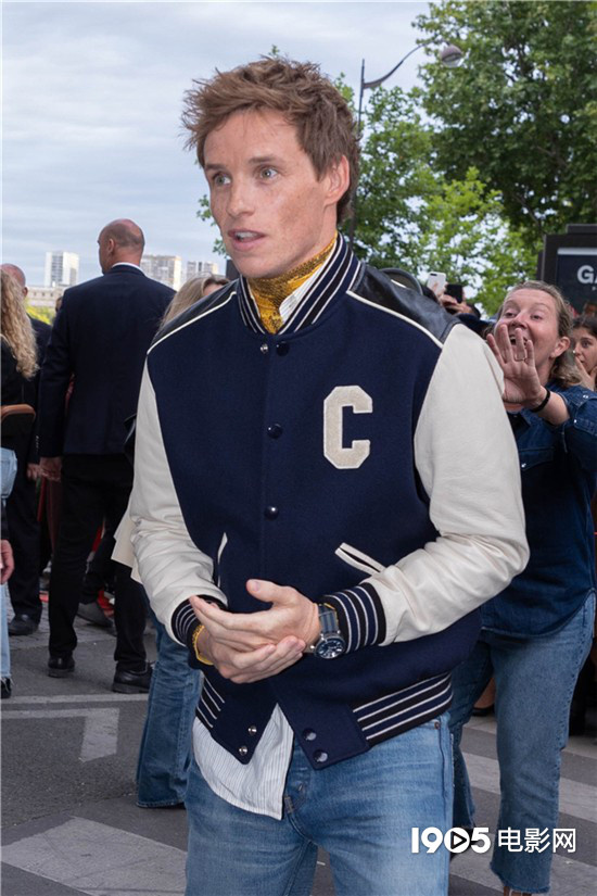 小雀斑巴黎看秀 棒球夹克搭配牛仔裤学院风十足