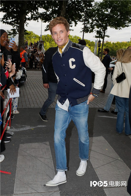 小雀斑巴黎看秀 棒球夹克搭配牛仔裤学院风十足