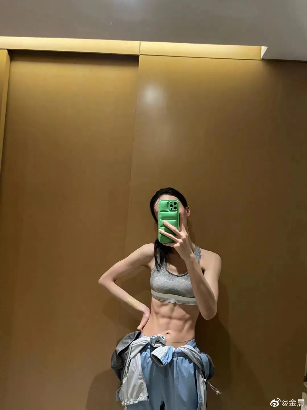 女明星自律王者又添一人?赵露思带着马甲线来了