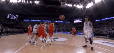 中国男篮队员被对手锁脖，动手的中国台北球员毫无歉意还得意地晒网民夸赞图