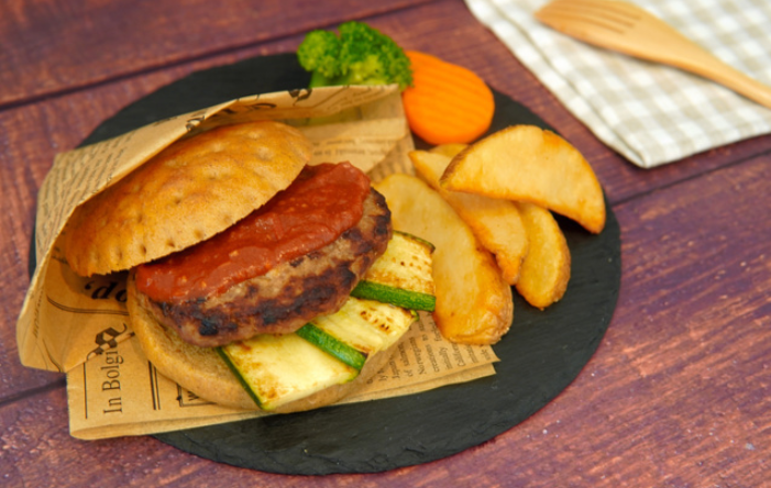 日本飞机餐首次推出昆虫食品：汉堡含蟋蟀粉末 记者称