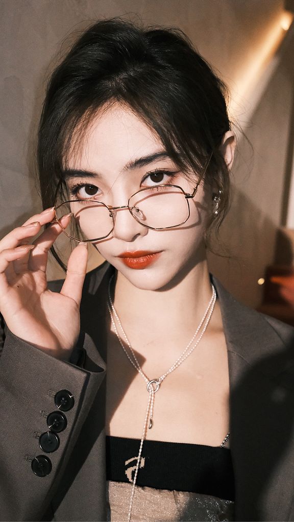 许佳琪新造型气质冷御 戴金丝框眼镜斯文酷飒