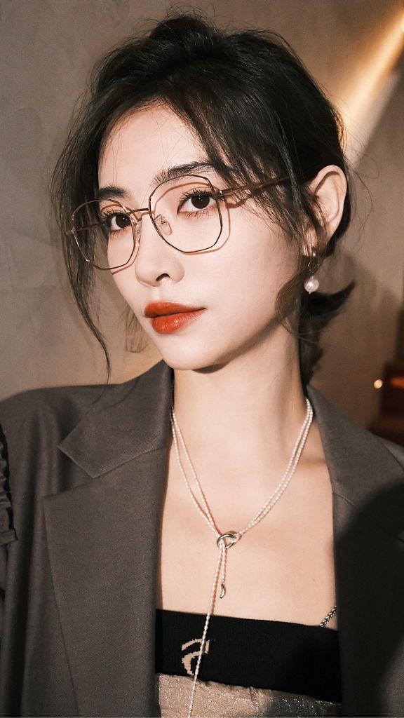 许佳琪新造型气质冷御 戴金丝框眼镜斯文酷飒