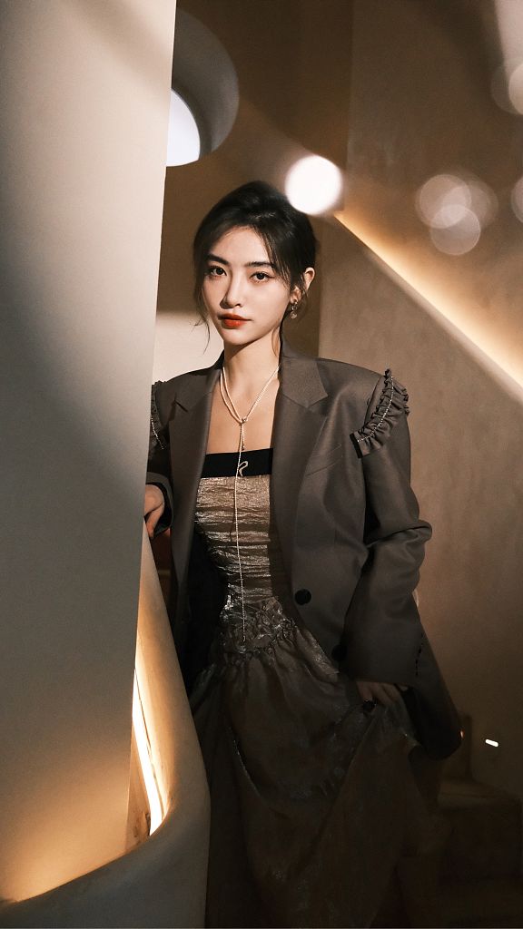 许佳琪新造型气质冷御 戴金丝框眼镜斯文酷飒