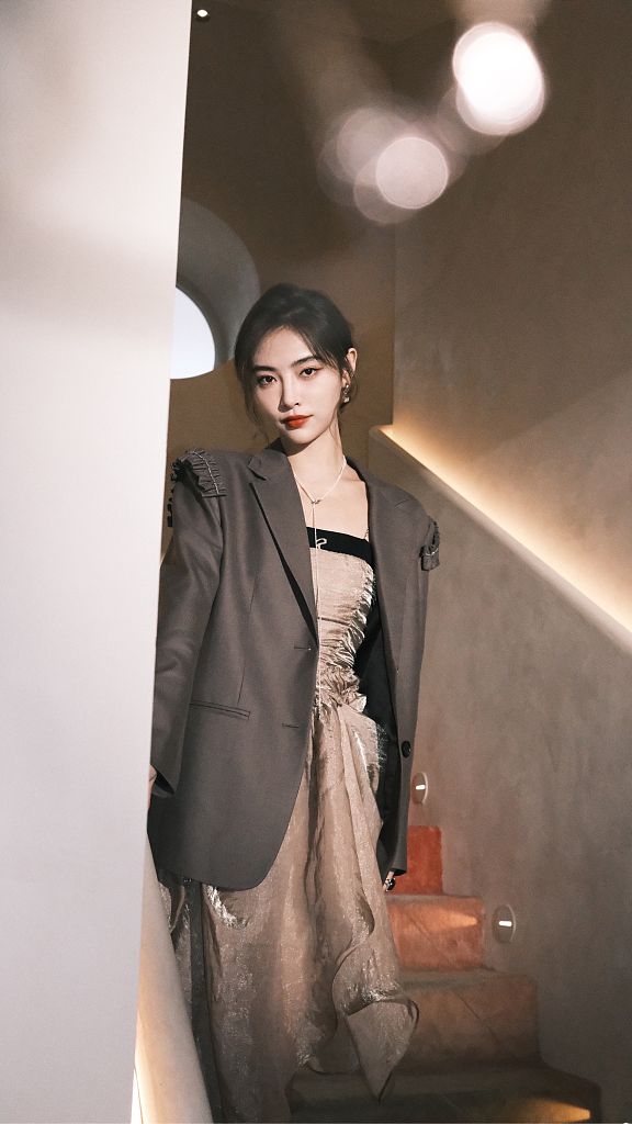 许佳琪新造型气质冷御 戴金丝框眼镜斯文酷飒