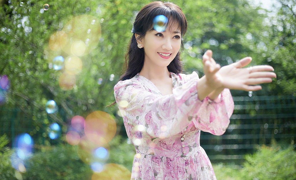 赵雅芝着粉色雪纺碎花裙户外玩耍 五彩泡泡营造梦幻氛围