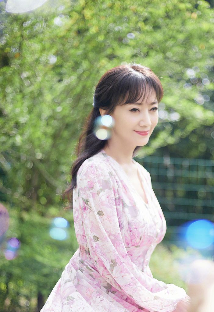 赵雅芝着粉色雪纺碎花裙户外玩耍 五彩泡泡营造梦幻氛围