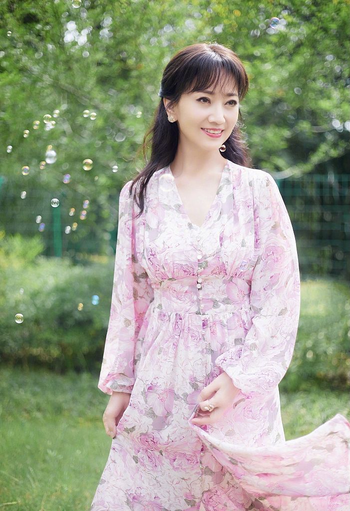 赵雅芝着粉色雪纺碎花裙户外玩耍 五彩泡泡营造梦幻氛围