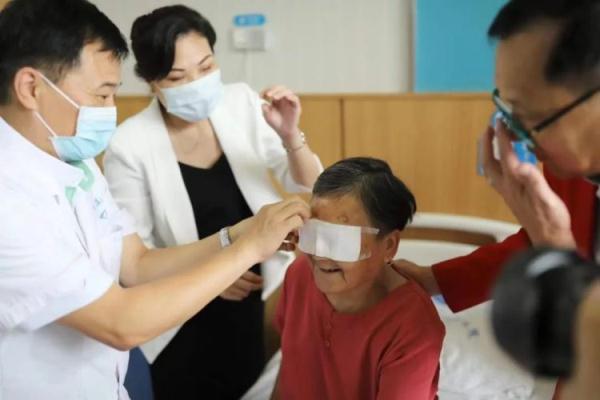 她是国内无偿捐献眼角膜第一人!23年后,她的母亲收到一份爱的回馈