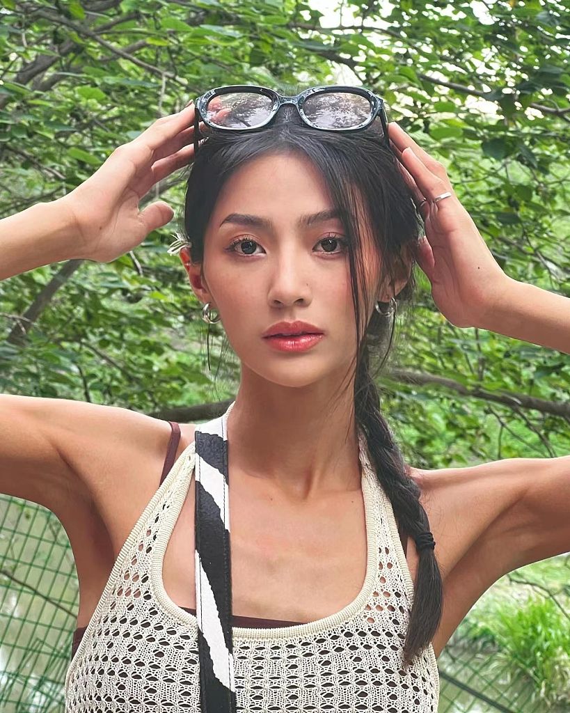 万籽麟日常随拍衬健康肤色 穿白背心秀直角肩清凉十足