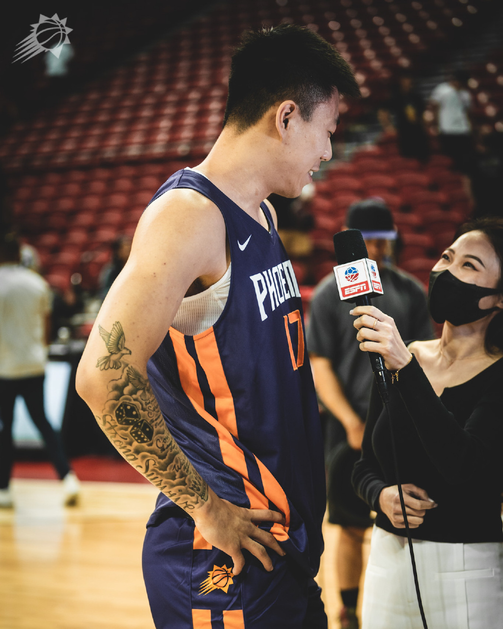 本场中国球员张镇麟上场2分47秒,全场拿到3分1篮板,投篮3中1,发挥相当