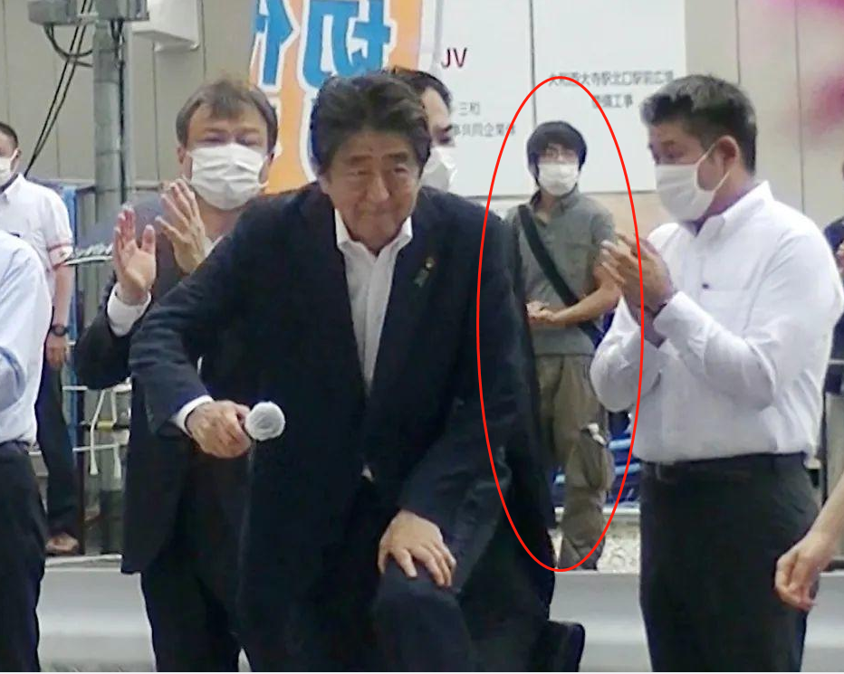 刺客山上徹也：未婚，租住13平方米单间，作案前一天曾踩点 此次安保工作没有女保镖