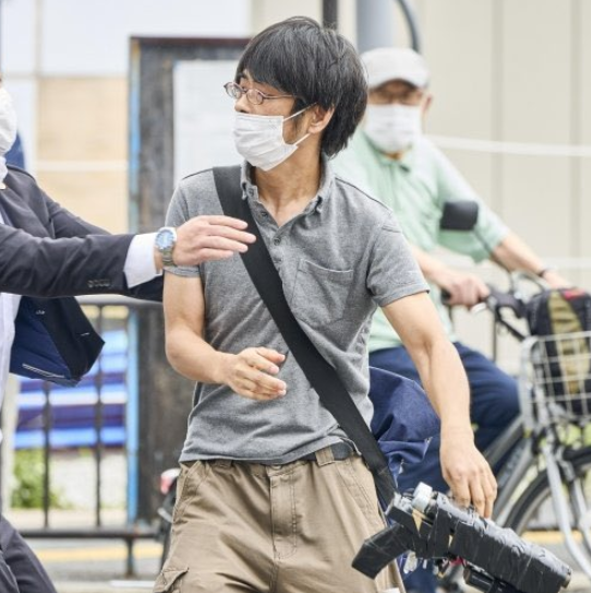 刺客山上徹也：未婚，租住13平方米单间，作案前一天曾踩点 此次安保工作没有女保镖
