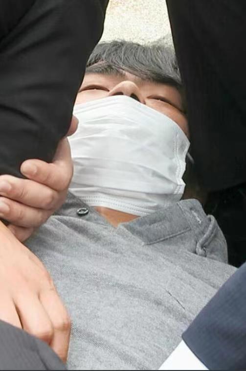 刺客山上徹也：未婚，租住13平方米单间，作案前一天曾踩点 此次安保工作没有女保镖