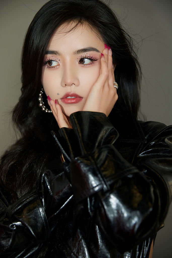 安崎《声生不息》舞台造型美又飒 穿镂空皮衣变冷酷御姐