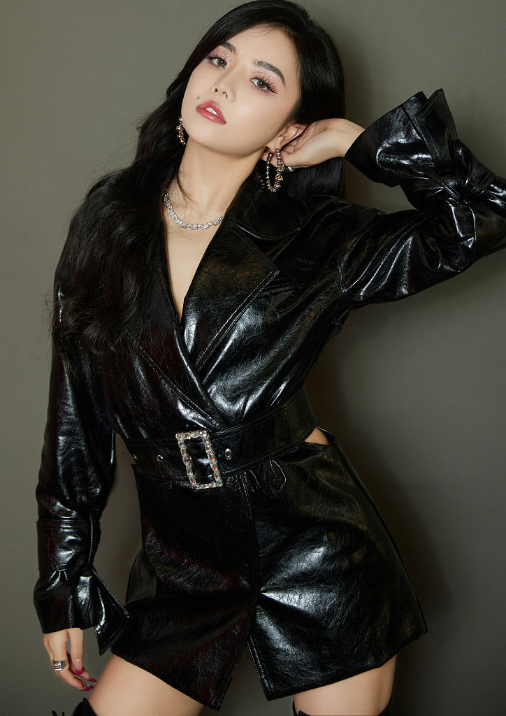 安崎《声生不息》舞台造型美又飒 穿镂空皮衣变冷酷御姐