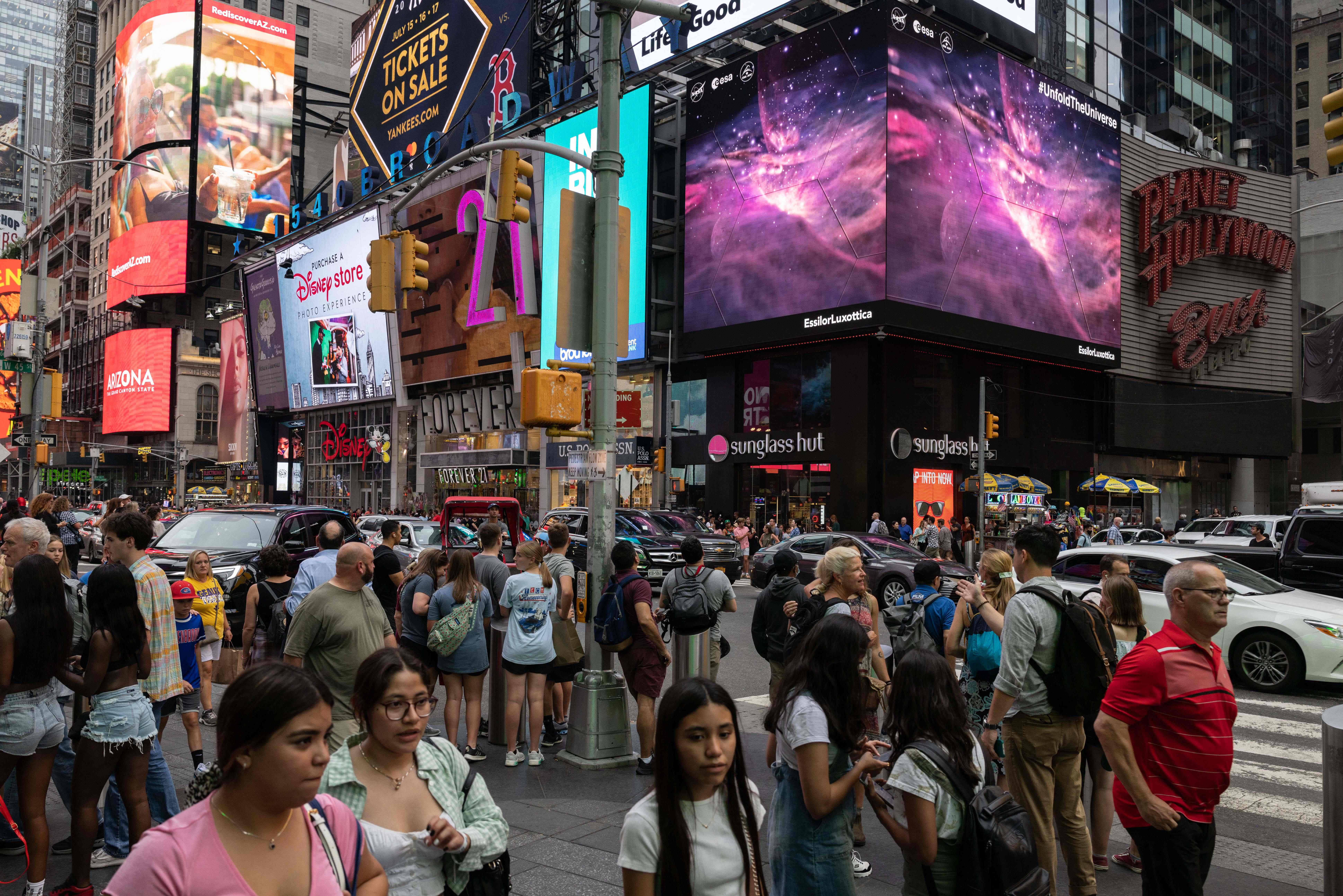 （外代一线）纽约时报广场展示韦布空间望远镜宇宙图像
