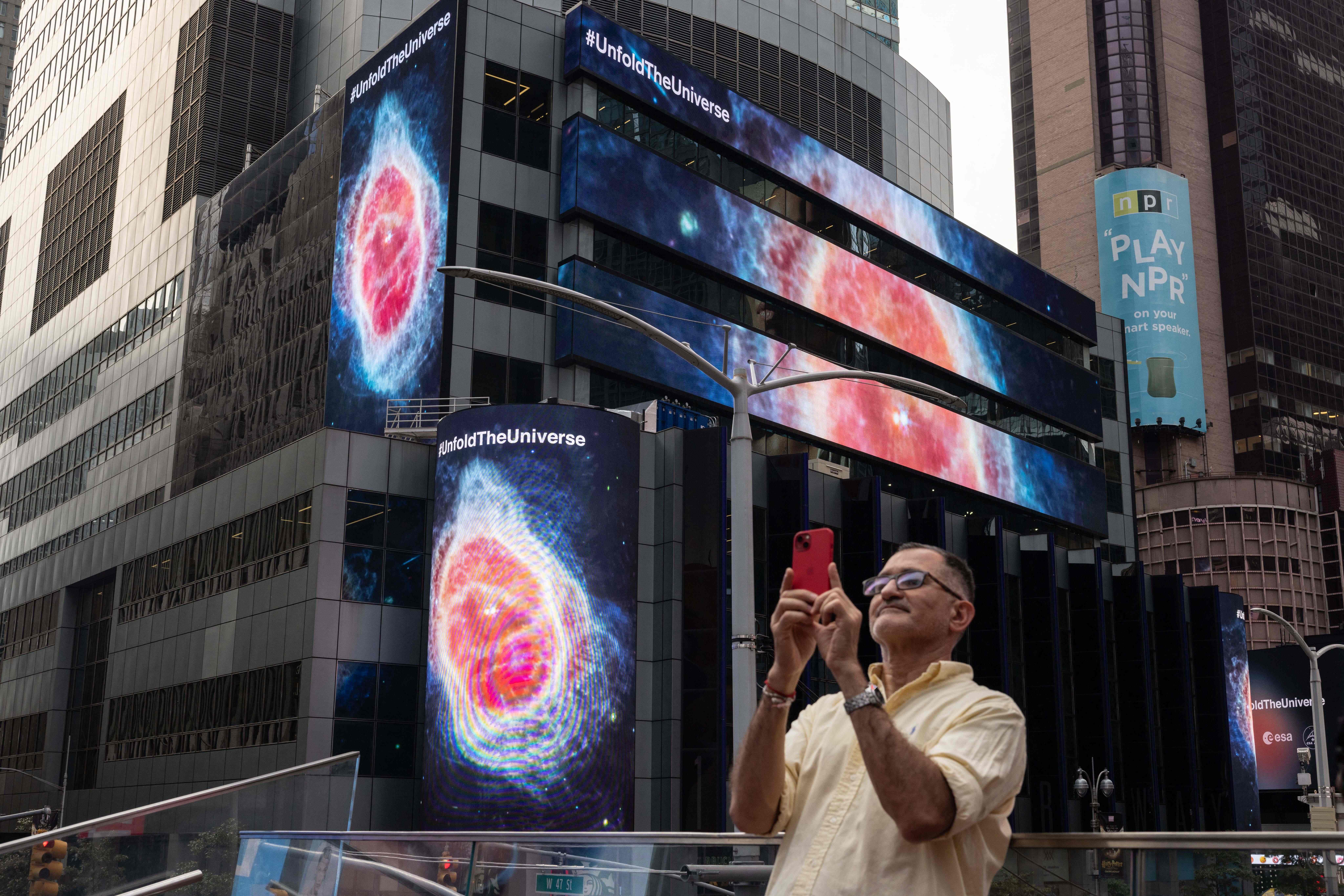 （外代一线）纽约时报广场展示韦布空间望远镜宇宙图像
