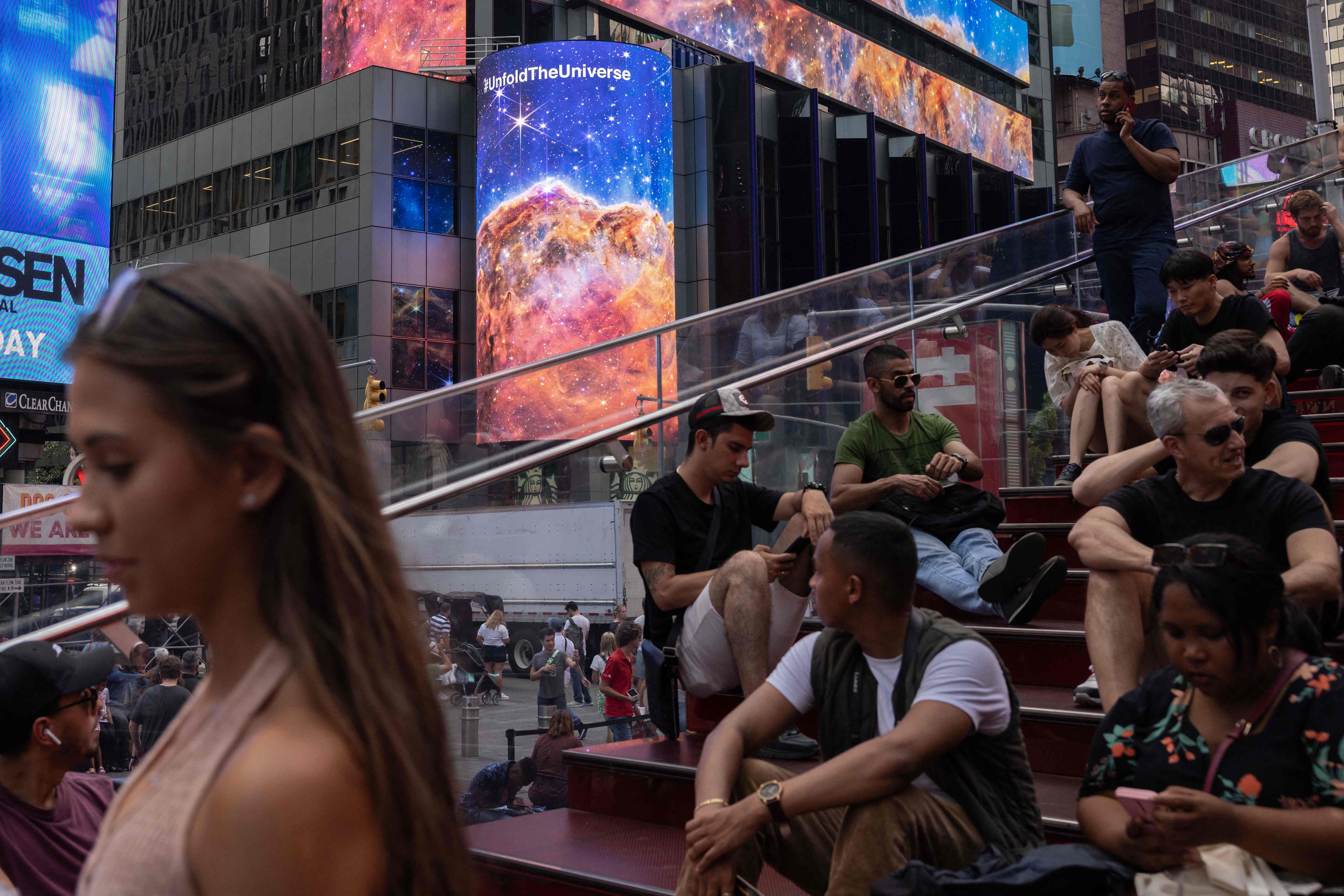 （外代一线）纽约时报广场展示韦布空间望远镜宇宙图像