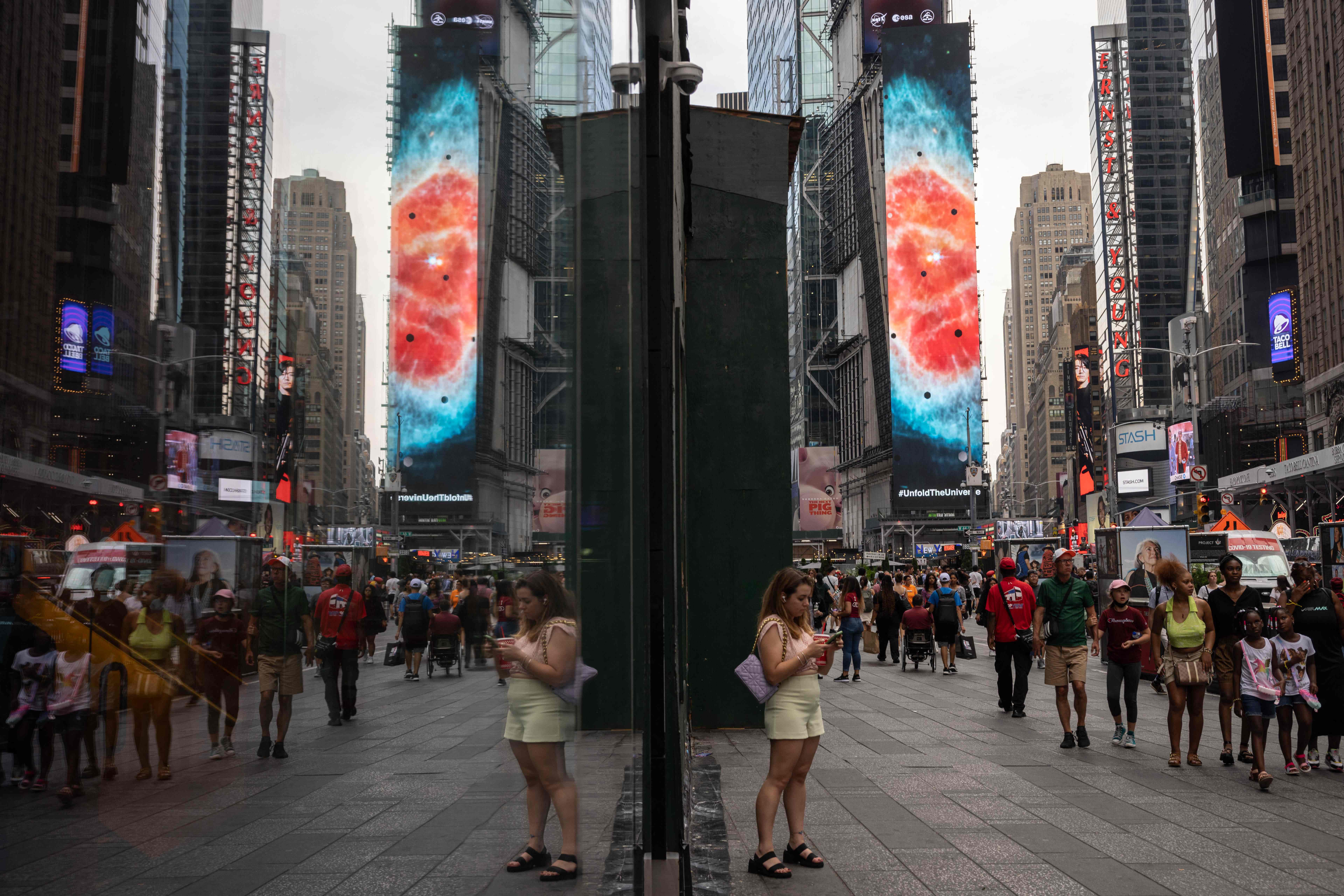 （外代一线）纽约时报广场展示韦布空间望远镜宇宙图像
