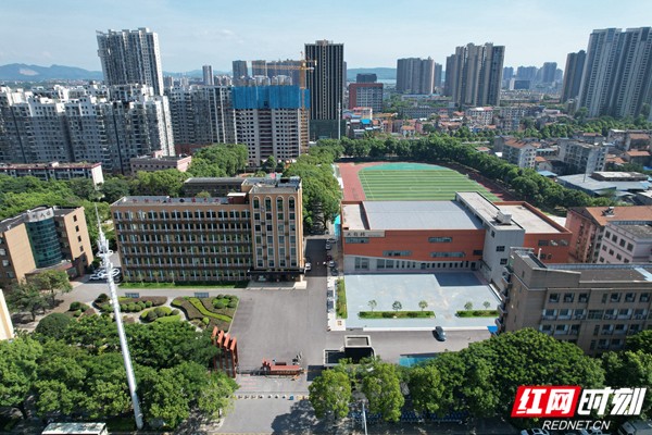 岳陽市第七中學(xué)省運會比賽場地已全面完工(圖1)