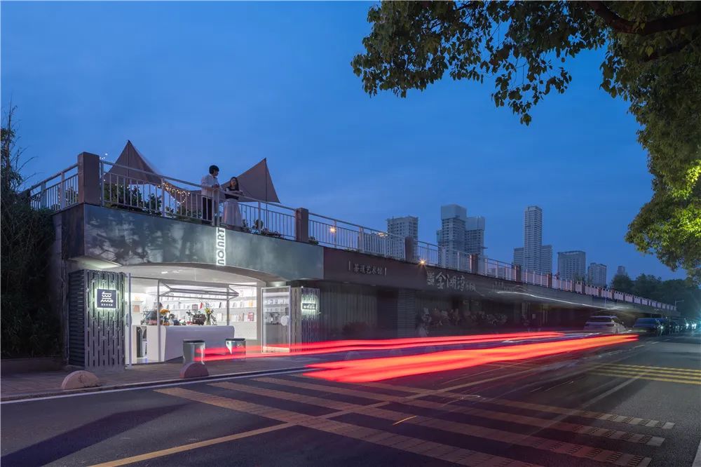 武汉江边一家就算洪水来了也能看展的艺术书店