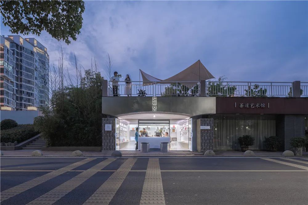 武汉江边一家就算洪水来了也能看展的艺术书店