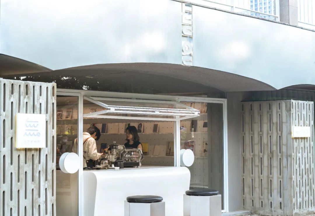 武汉江边一家就算洪水来了也能看展的艺术书店