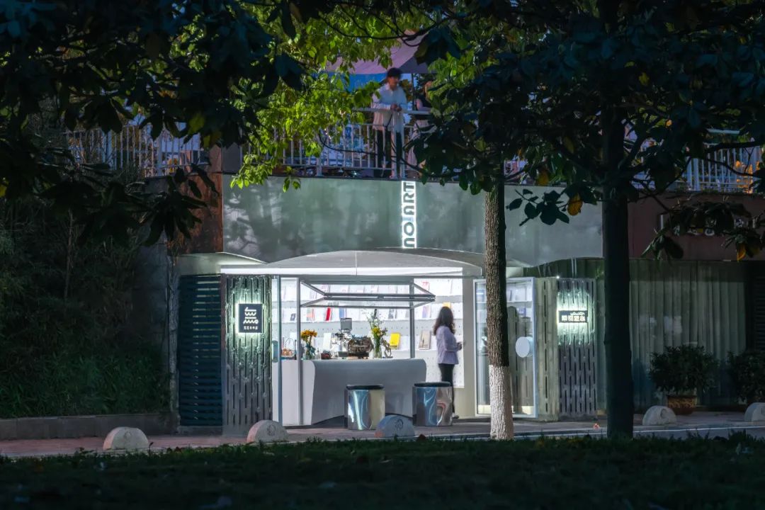 武汉江边一家就算洪水来了也能看展的艺术书店