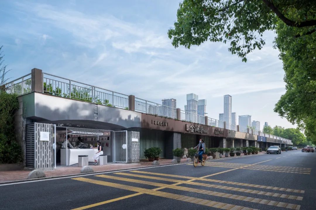 武汉江边一家就算洪水来了也能看展的艺术书店