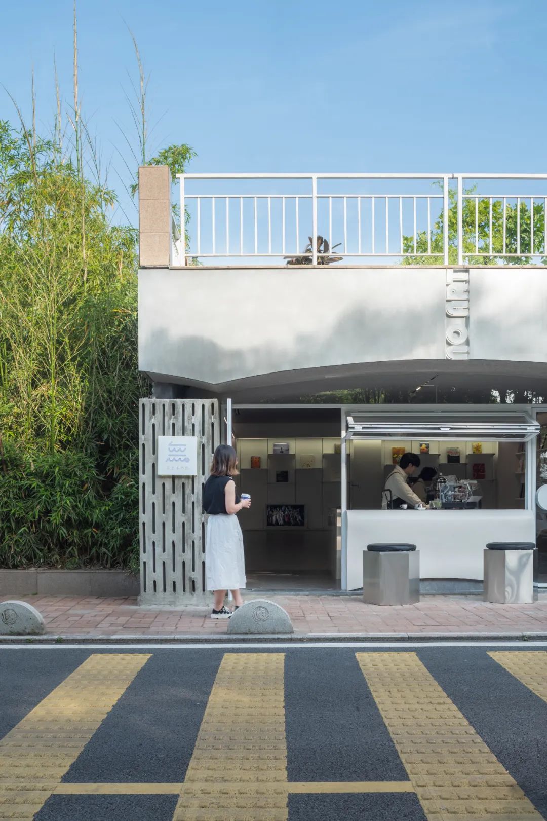 武汉江边一家就算洪水来了也能看展的艺术书店