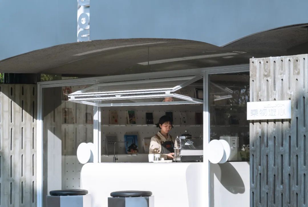 武汉江边一家就算洪水来了也能看展的艺术书店