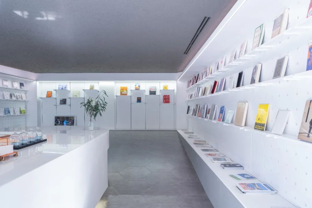 武汉江边一家就算洪水来了也能看展的艺术书店