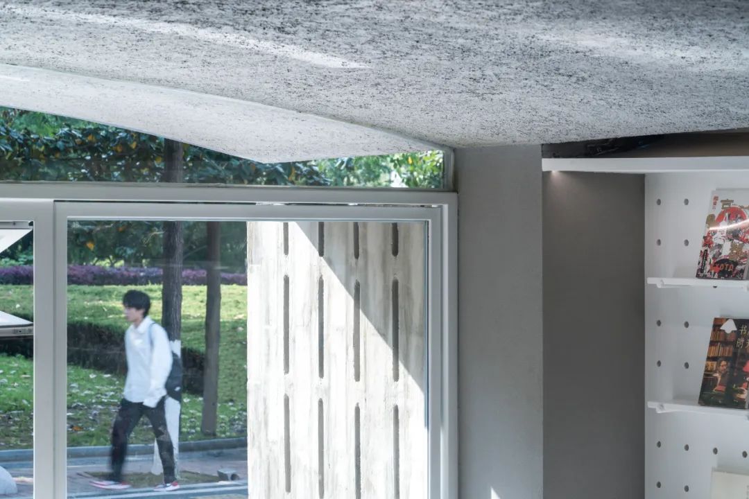 武汉江边一家就算洪水来了也能看展的艺术书店