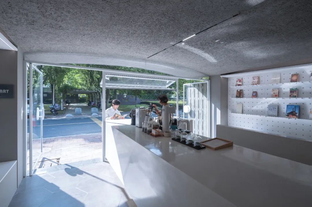 武汉江边一家就算洪水来了也能看展的艺术书店