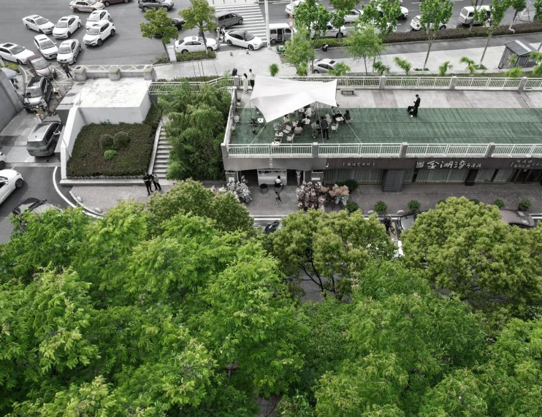 武汉江边一家就算洪水来了也能看展的艺术书店