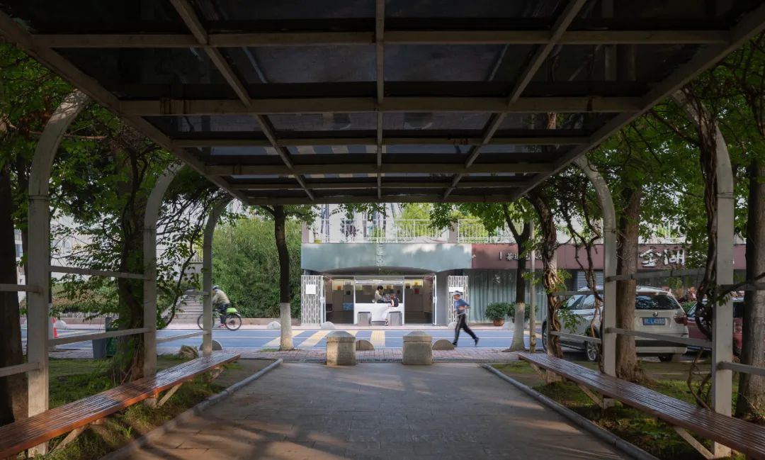 武汉江边一家就算洪水来了也能看展的艺术书店