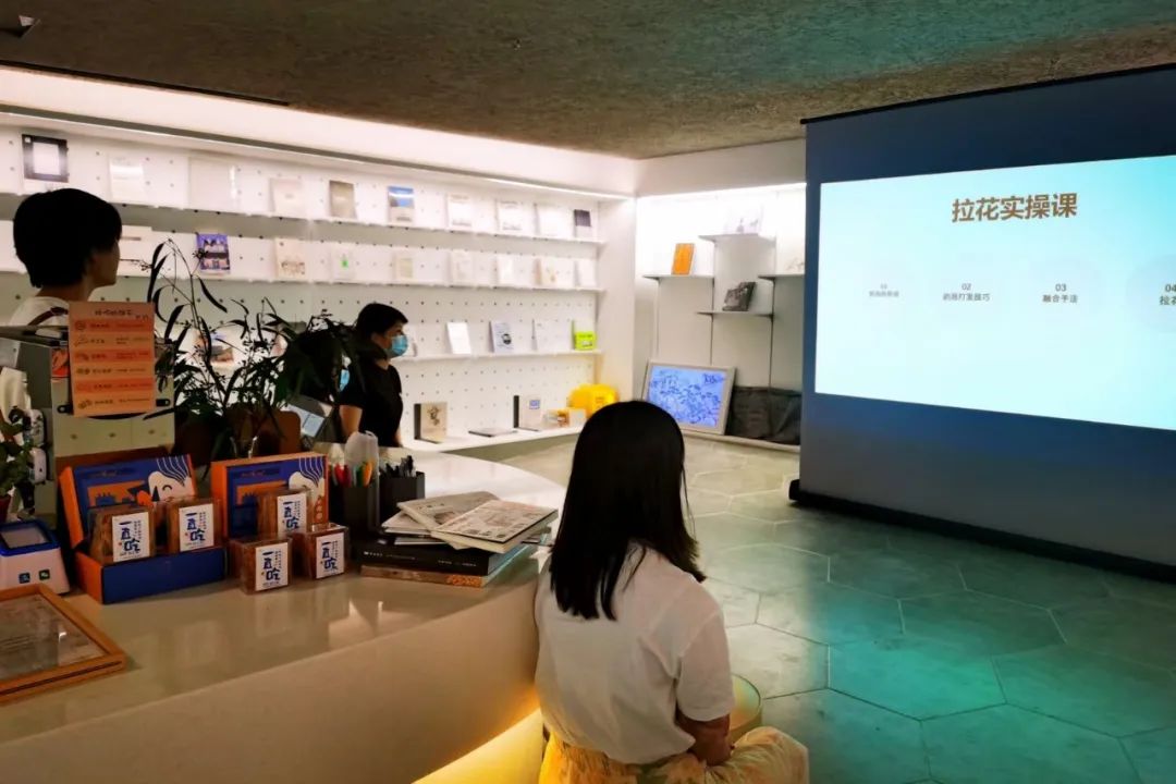 武汉江边一家就算洪水来了也能看展的艺术书店