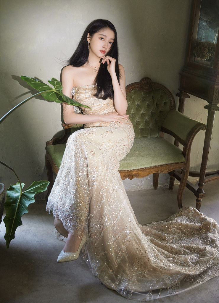 关晓彤露肩礼服摇曳生姿 长卷发配红唇温柔可人