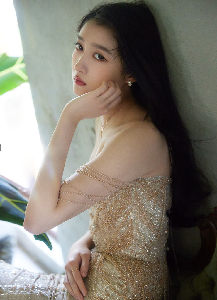 关晓彤露肩礼服摇曳生姿 长卷发配红唇温柔可人