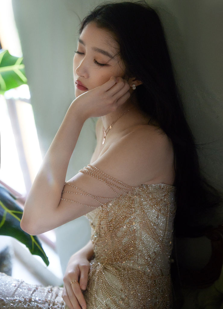 关晓彤露肩礼服摇曳生姿 长卷发配红唇温柔可人