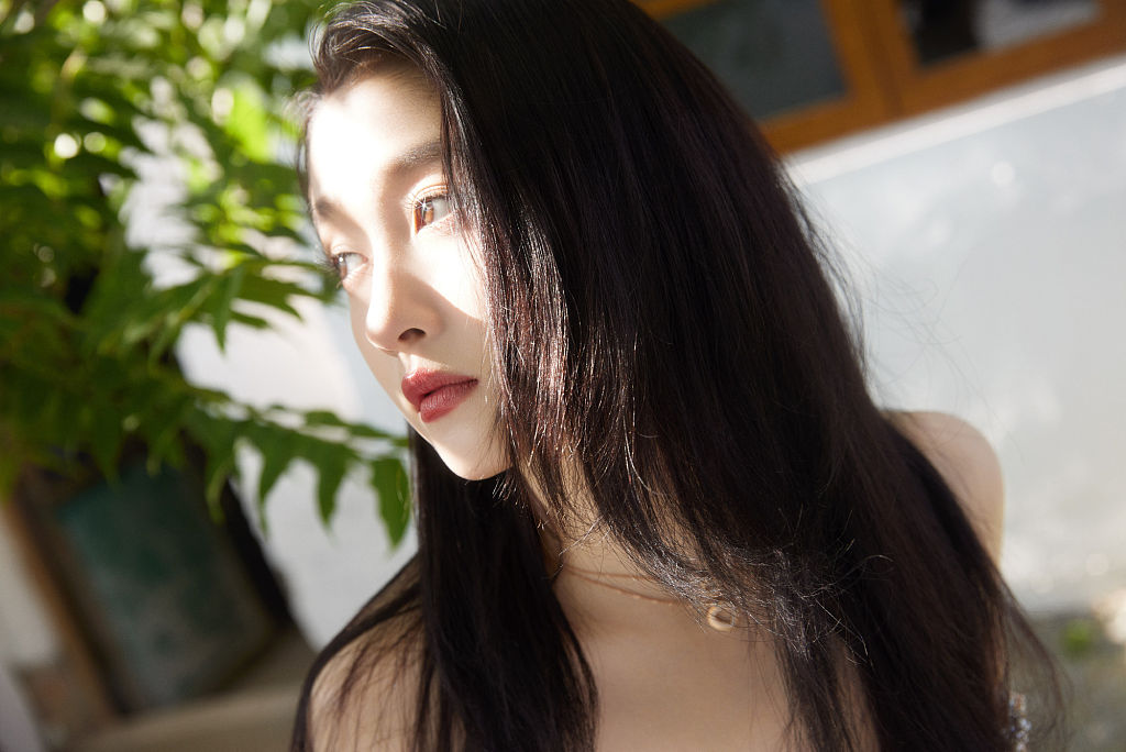 关晓彤露肩礼服摇曳生姿 长卷发配红唇温柔可人