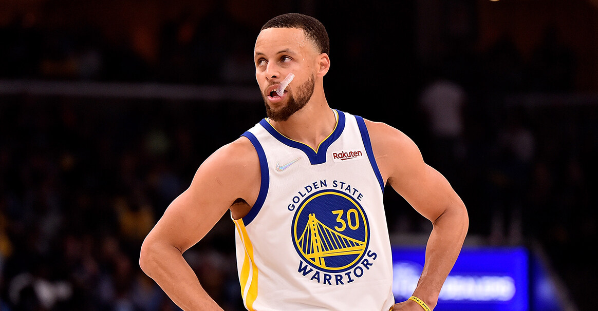 库里在做客电视节目时被主持人问到了一个刁钻的问题:2017年的勇士和