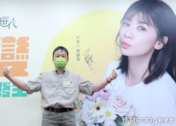 贾静雯抱病现身公益记者会 吐「父亲早逝」单亲心酸