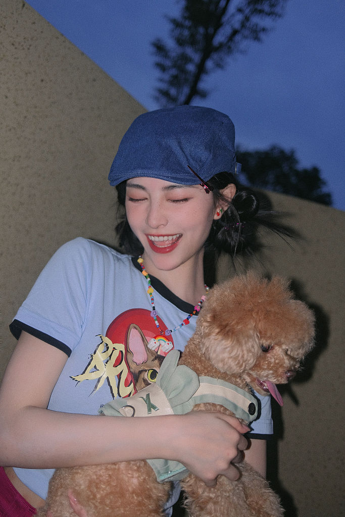 许佳琪发布一组甜酷风写真 怀抱小狗展笑颜俏皮可爱