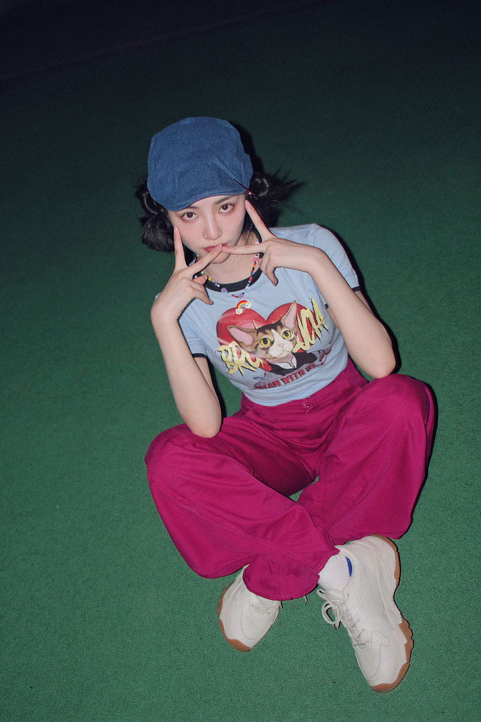 许佳琪发布一组甜酷风写真 怀抱小狗展笑颜俏皮可爱