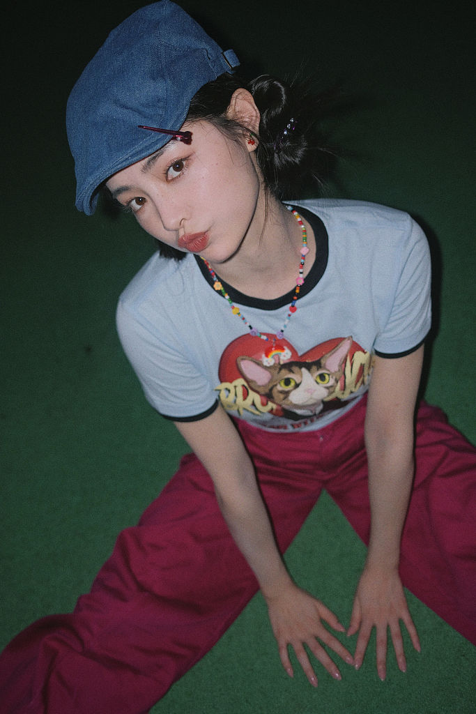 许佳琪发布一组甜酷风写真 怀抱小狗展笑颜俏皮可爱