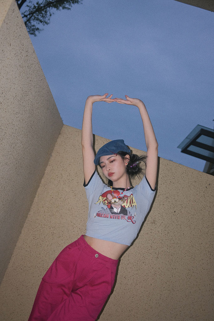 许佳琪发布一组甜酷风写真 怀抱小狗展笑颜俏皮可爱